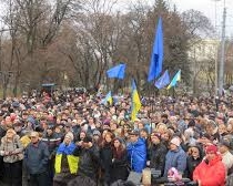 В Харькове евромайдановцев со всех сторон забросали петардами
