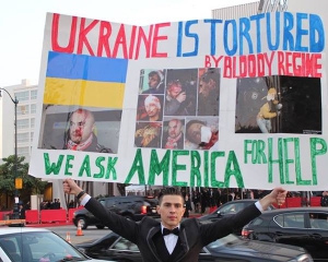 Зіркам Голівуду показали криваві обличчя Майдану