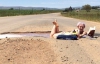 Американка в знак протеста приняла ванну прямо в дорожной выбоине
