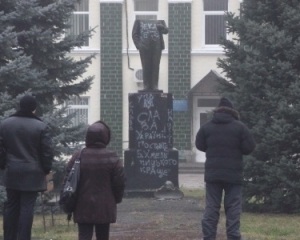 На Полтавщині &quot;регіонал&quot; власним коштом повернув голову на плечі Леніна