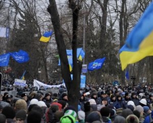 "Янукович - президент! Вариантов больше нет!" - "регіонали" збираються під стінами ВРУ