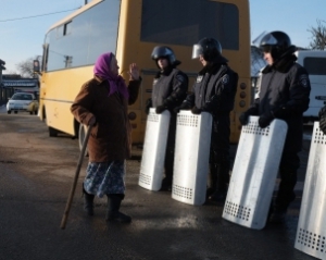Соседей Януковича пропускают домой по паспортам