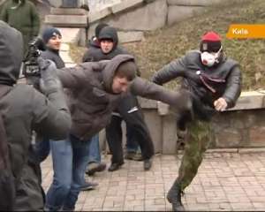 Провокатор устроил драку на Евромайдане - охрана