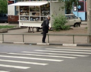 50-річна харків'янка потрапила відразу під дві автівки