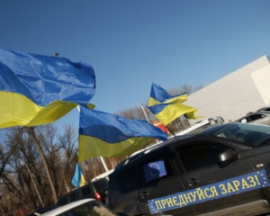 Автомайданівців у Донецьку &quot;заблокували&quot; невідомі з георгієвськими стрічками (онлайн трансляція)