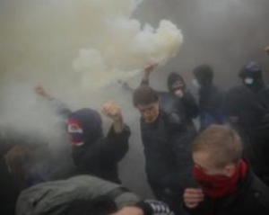 30 тысяч человек пришли к кордону милиции на Грушевского: в ход идут дымовые и газовые шашки