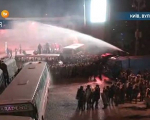 У центрі Києва проти мітингувальників застосували водомети