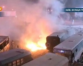 Мітингувальники підпалили ще два автобуси &quot;Беркута&quot;