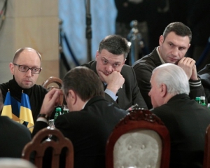 Янукович предлагает собраться на новый &quot;круглый стол&quot;
