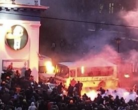 На Майдан привели беркутівця - люди ледь не влаштували йому самосуд