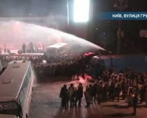 Водометами пытаются потушить пожар, центр Киева превращается в сплошной каток
