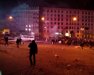 Киев не спит: водометы до сих пор работают, митингующие под барабанную дробь время от времени штурмуют силовиков