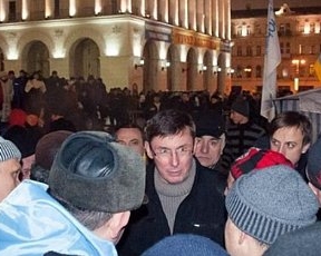 Луценко закликав українців через Майдан стримувати "фашистські загони кровосісь" і здобувати європейське майбутнє