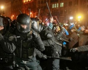 Зіткнення на Грушевського: "Беркутівці" напали на людей і затримали ще кількох