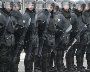 Громадськість блокує внутрішні війська в Івано-Франківську