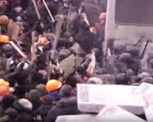 Милиционер сбил и протянул на капоте своей машины активиста Евромайдана - очевидец