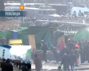 Біля арки стадіону "Динамо" продовжують виготовляти "коктейлі Молотова"
