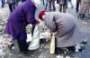 Бабусі допомагають протестувальникам Євромайдану збирати "бойову" бруківку