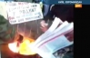 Депутати від опозиції на Майдані палять  газету "Голос України" зі скандальними законами