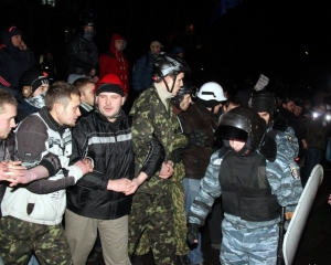 Жители Львова продолжают блокировать местных силовиков