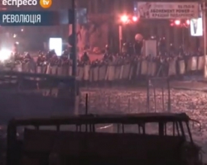 На Грушевського активісти підпалюють "коктейлі молотова" а "Беркут" хаотично відстрілюється