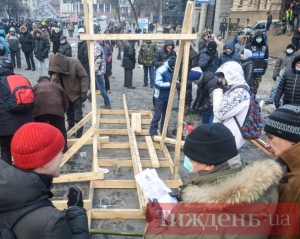 Оппозиция просит предпринимателей закупить для &quot;майдановцев&quot; защитные очки и респираторные маски