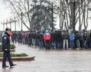 &quot;Титушки&quot; атаковали автомобили автомайдановцев возле метро &quot;Петровка&quot;