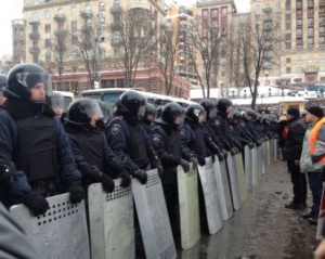 Митингующие с поднятыми руками начали подходить вплотную к шеренге Беркута