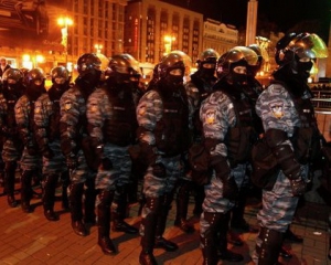 Новые бойцы &quot;Беркута&quot; спускаются с Михайловской площади