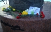 Мінчани несуть квіти до посольства України та пам'ятника Тарасу Шевченку