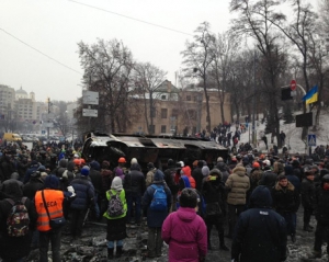 На вулиці Грушевського виросли вже три барикади