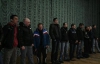 На сцене Майдана священники заставили покаяться пленного "титушко"