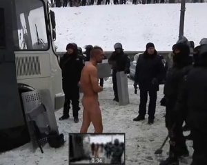 Цинізм &quot;Беркута&quot; шокував українців: над голим затриманим знущались при мінус 10