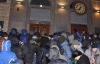 В Черкассах митингующие штурмуют здание ОГА