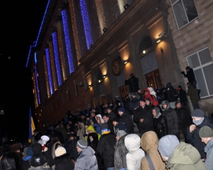 Милиционер выбросил с четвертого этажа Черкасской ОГА вазон на митингующую