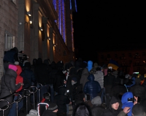 Черкаські мітингувальники спалюють меблі з будівлі ОДА