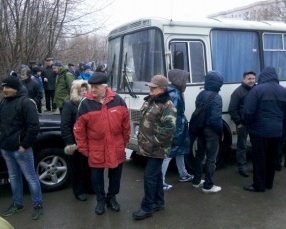 Активисты заблокировали международную трассу Львов-Краковец: палят скаты и не пускают транспорт