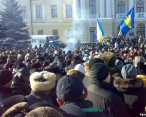 У Хмельницькому тисячі людей під облрадою вимагають  депутатів вийти із ПР