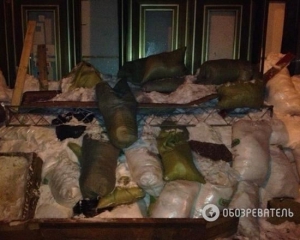 Мітингувальники забарикадували Український дім на Європейській площі