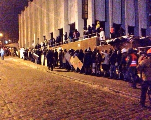 Протестующие захватили Украинский дом, выставляют охрану