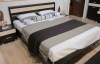 Для спальні у стилі хай-тек купують ліжка із темного дерева