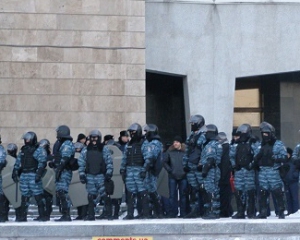  В Днепропетровске евромайдановцы сломали забор возле ОГА. Против людей выставили &quot;титушек&quot;