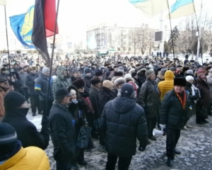 У Кременчуці майданівці вибили двері до міськвиконкому і штурмують приміщення