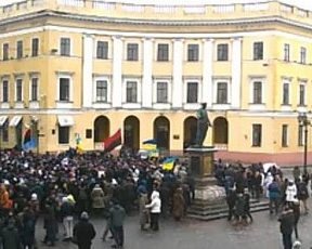 Евромайдан в Одессе: активисты и футбольные фанаты колонной идут к ОГА
