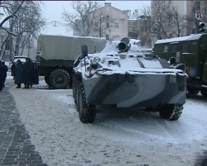 В урядовий квартал стягнули водомети, БТРи та автозаки