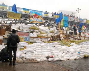 В баррикаду Евромайдана врезался автомобиль за два миллиона гривен