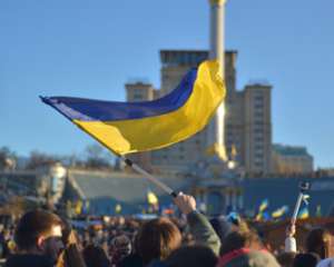 На столичному майдані чоловік шукав загублений годинник