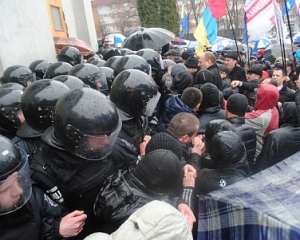 Под Черкасским облсоветом собралось более сотни сторонников Януковича