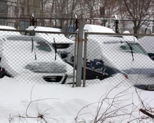 Сильнейшие снегопады парализовали дороги на Донбассе