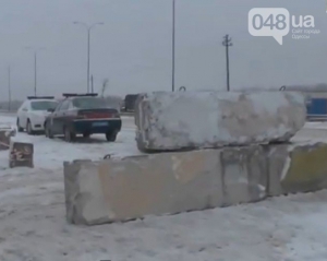 Трассу Одесса-Киев перекрыли бетонными блоками
